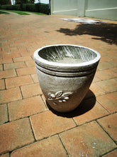 Load image into Gallery viewer, Olive concrete pot (7 kg)
